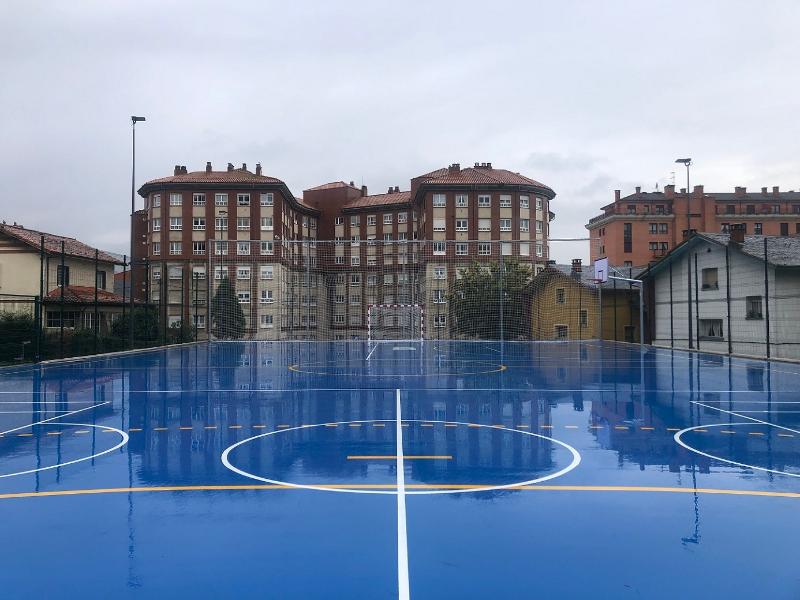 Valgranda ya cuenta con una pista polideportiva en servicio que amplía la oferta de ocio de la zona